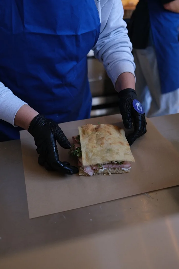 Impression hands sandwich